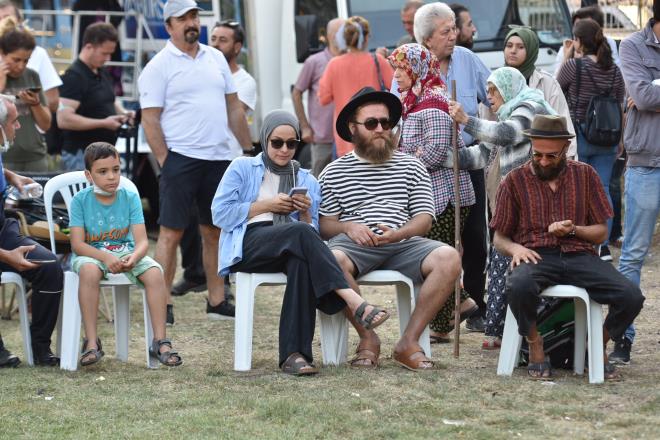 Gelecee umutla bakyoruz<br>  Bursa Milletvekili Osman Mesten de ihracatta Trkiye'nin ilk  kentinde biri olan, sanayi, tarm ve ticarette gl bir kent olan Bursa'nn turizmden halk ettiini alamadn hatrlatt. Bursa'nn saysz doal gzellie sahip olduunu dile getiren Mesten, "Turizmde biraz daha abaya ihtiya var. Getiimiz aylarda atmz rafting parkuru Trkiye'nin en nemli alanlarndan biri haline geldi. Keles, Orhaneli, Bykorhan ve Harmanck drt da ilemiz krsal turizm anlamnda lkemize hatta dnyaya hizmet edebilecek potansiyele sahip. Bu konuda Bykehir Belediyemiz ve ile belediyelerimizin nemli almalar var. Bu nedenle gelecee umutla bakyoruz" diye konutu.