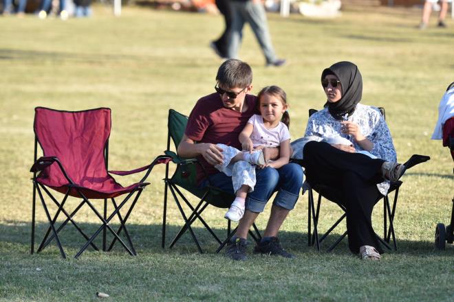 Bakan Akta, al treninin ardndan protokol yeleriyle birlikte yresel rn stantlarn gezdi. Bakan Akta, ayrca Bykehir Belediyesi Krsal Hizmetler Dairesi Bakanl'nca kurulan stantta davetlilere meyve fidan datt.
