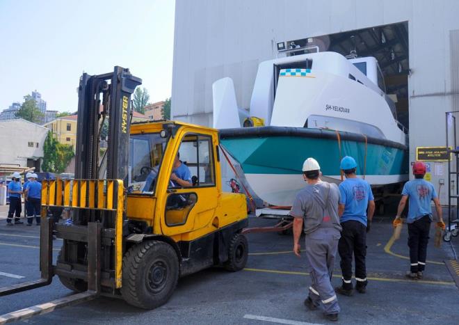 10 YOLCU KAPASTEL    Eyll aynn sonunda 8, ylsonunda toplam 45 taksi hizmete girecek. Be adet elektrikli model de ubat 2022'de filoya dahil olacak.    10 yolcu tayacak deniz taksilerde bir kaptan ve bir gemici olmak zere iki personel bulunacak. Bu personeller arasnda kadn denizciler de yer alacak.