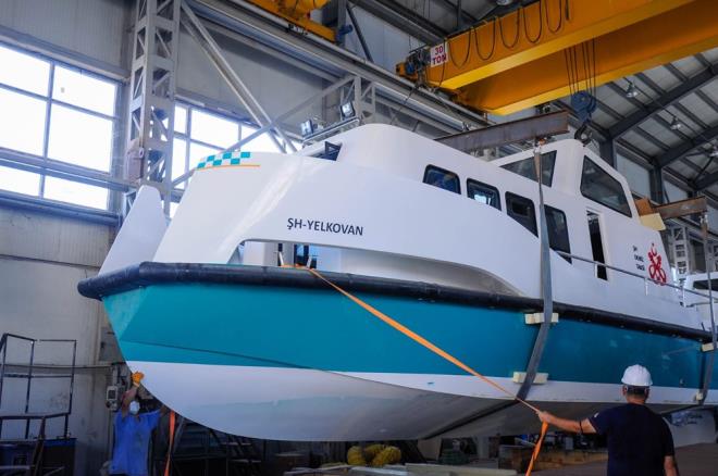 SKELEYE BAIMLI OLMAYACAK    Tamamen yerli olarak retilen deniz taksiler evreci zellii ile de dikkat ekecek. Mil bana 3 litre yakt tketecek deniz taksilerden be tanesi elektrikle alacak.    Deniz taksiler, taksi hizmetinin yan sra toplu ulamn gitmedii yerlerde de denizin kullanmna imkan salayacak. Hem ara trafiini hafifletecek hem de deniz yolunun kullanmn artracak. Her yere yanaabilecek tasarm ile iskele bamlln ortadan kaldrp, istenilen yerde inilip binilmesiyle farkllk yaratacak.