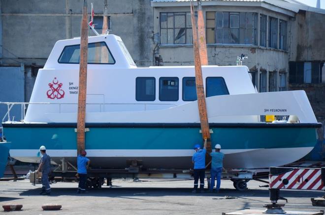 Ocak aynda retimine balanan ve kamuoyuna tantlan deniz taksiler, test srn baaryla geti. Hali Tersanesi?nde retilen 50 adet taksinin sekiz tanesi, bu ay sonunda hizmet vermeye balayacak. Taksilerde, alt ay iinde dolmu taksi modeline geilecek.    Deniz taksiler artk sadece st gelir grubuna hitap etmeyecek. UKOME?de belirlenecek cretlerin, herkesin yararlanabilecei ekilde makul bir seviyede tutulmas hedefleniyor.
