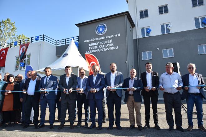 Konumalarn ardndan kurdeleyi keserek, tesisi resmen hizmete aan Bakan Akta ve protokol yeleri, daha sonra p aktarma ilemini de uygulamal olarak inceledi.