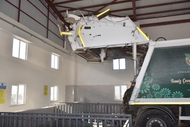 Bursa?da altyap ve evre yatrmlarna ncelik vererek daha yaanlabilir bir kent oluturmay hedefleyen Bykehir Belediyesi, ilelerdeki vahi p depolama alanlarnn slah konusunda nemli mesafe kat etti. Bursa genelindeki 29 vahi p depolama alanndan 25?ini kapatarak ilelerdeki nemli bir evre sonunu ortadan kaldran Bykehir Belediyesi, Orhaneli, Keles, Harmanck ve Bykorhan ilelerindeki evsel kat atk sorununa da kkl zm retti. Evsel nitelikli kat atklarn salkl bir ekilde dzenli depolama alanna tanmas amacyla Orhaneli ilesine yaptrlan ve yaklak 1,5 aydr faaliyette olan Gney Blgesi Evsel Kat Atk Aktarma stasyonu'nun resmi al trenle yapld. Yaklak 5,5 milyon TL'ye mal olan tesisin al trenine Bykehir Belediye Bakan Alinur Akta'n yan sra Orhaneli Belediye Bakan Ali Aykurt, Bykorhan Belediye Bakan Ahmet Korkmaz ve Harmanck Belediye Bakan Ylmaz Ata da katld.