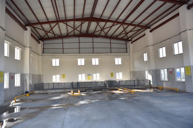 Kabus sona erdi<br>  Orhaneli Belediye Bakan Ali Aykurt da ilenin en nemli sorunlarndan birinin atklar olduunu belirterek, Bykehir Belediyesi sayesinde bu sorunun tamamen ortadan kalktn syledi. Bu tesis yaplmadan nce atklarn topland vahi depolama sahalarnda zellikle yaz aylarnda sk sk yangnlar ktn hatrlatan Aykurt, "Buralardaki yangnlara itfaiyemiz mdahale eder, sndkten sonra ilemizin stn kara bir duman bulutu kaplar, etrafa pis bir koku yaylrd. Bu yzden halkmz gnlerce camlarn bile aamazd. Tesis hizmet vermeye balayal 1,5 ay oldu ve tek bir koku ikayeti bile gelmedi. lemizde yaanan atk kabusu artk sona erdi. Bunun yannda ime suyu hatlarmzn yenilenmesi, ilemize doalgaz getirilmesi ve eko turizme ynelik yatrmlar nedeniyle Bykehir Belediye Bakanmza ok teekkr ediyorum" dedi.