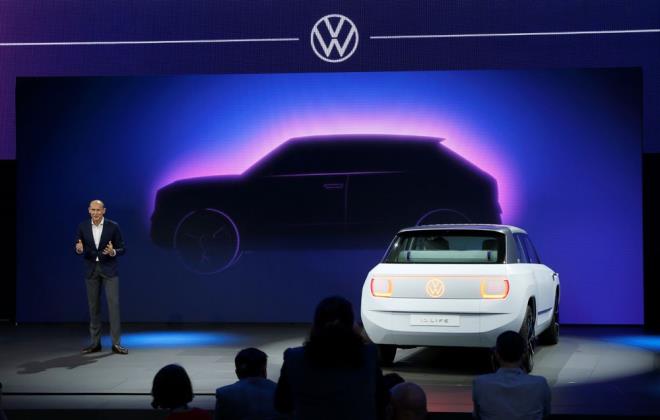 Doal hammaddeler ve geri dntrlm malzemelerin kullanlld modelde aynalar yerine kameralar, akll telefon entegrasyonu, direksiyon simidindeki dokunmatik yzeyler, sezgisel dijital iletim sistemi, ok ynl ayarlanabilir koltuklar, projeksiyon ekranyla ksa srede oyun veya sinema salonuna dnebilen i mekan yer alyor.