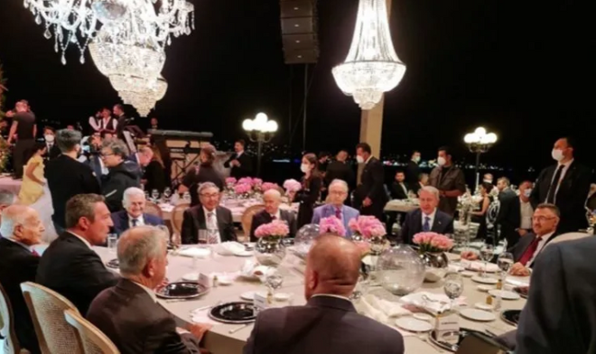 Dnde Fuat Oktay, Hulusi Akar ve Baheli'nin birlikte bulunduu masada, Aydn Doan da MHP lideri ile AK Parti Genel Bakanvekili Binali Yldrm'n arasnda oturdu.