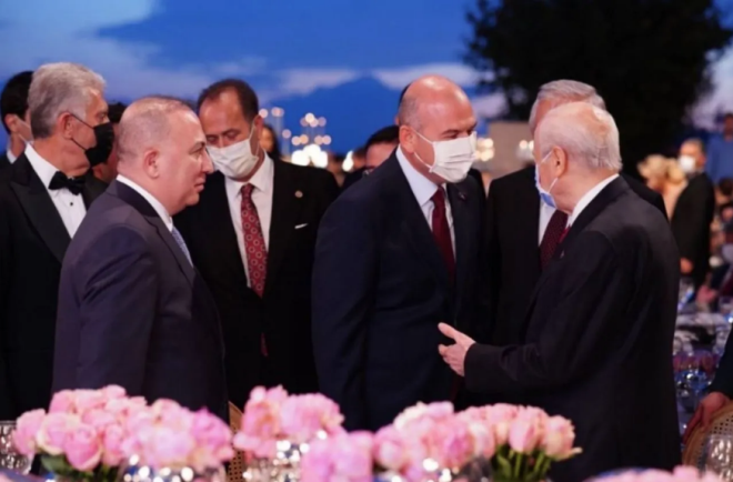 Devlet Baheli ile ileri Bakan Sleyman Soylu da dn srasnda bir sre ayak st  sohbet etti.