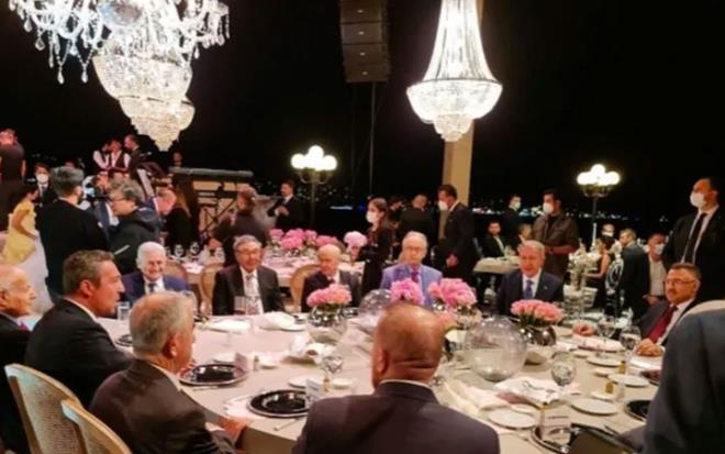 Trkiye Byk Millet Meclisi Bakanvekili Celal Adan'n olu Sinan Bura Adan ile Ceyda ztrk?n dn yemeine i ve siyaset dnyasnn nde gelen isimleri katld.  raan Saray'nda dzenlenen dnn fotoraflar, MHP'nin resmi sosyal medya hesaplarndan da paylald.