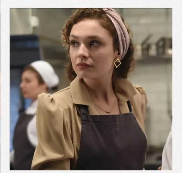 Barollerinde Kadir Doulu ve Serra Artrk'n olduu, Cem Davran, Alper Saldran, Yasemin Batan, mm Putgl, dil Sivritepe, Atakan Ylmaz gibi nemli isimlerin de kadrosunda yer ald Akn Tarifi, dizisi 13. blmde final yapyor.