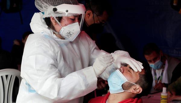 6-12 ay ierisinde ann gncellemesini gerektirecek baka varyantlarn ortaya kmasnn ok olas olduunu belirten ahin, "Ancak u an byle bir ey gerekmiyor" diye konutu. ahin, u anda ay gncellemeye ilikin verecekleri bir kararn, yeni bir varyantn baskn olmaya balamasyla 3-6 ay ierisinde yanl kma ihtimaline deinerek, "Bu yzden, deiiklik kararnn zaman da uygun olmal" dedi.