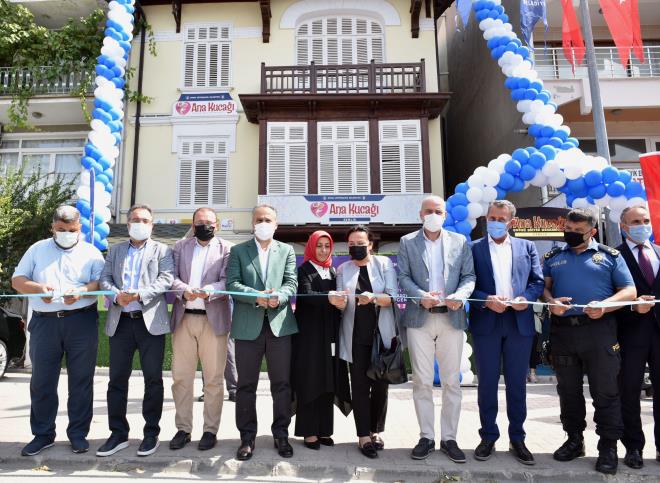 Yeni neslin daha donanml bireyler olarak yetimesi amacyla, lise ve niversiteye hazrlk kurslar, niversite rencileri iin genlik merkezleri, genleri kitap ve rahat bir alma ortamyla buluturan millet kraathaneleri gibi projelere nem veren Bykehir Belediyesi, Ana Kuca Eitim Merkezleri halkasna Gemlik Ana Kucan da ekledi. Dar gelirli ailelerinin ocuklarnn da okul ncesi eitimden yararlanmas amacyla 4-6 ya grubu miniklere eitim vermek iin projelendirilen Ana Kuca Eitim Merkezlerinin says 16?ya karken, 2021 ? 2022 eitim retim sezonunda yaklak 1200 renci eitim hayatna Bykehirle balad. ocuklarn aile scaklnda eitim alabilecei ekilde tasarlanan tarihi yalda 6 eitim snf, 2 etkinlik snf ve 2 yemekhane bulunuyor. Sabah ve len ikili eitimin verilecei merkezde, kahvalt, le yemei ve tm eitim malzemeleri Bykehir Belediyesi tarafndan karlanyor. Gemlik Ana Kuca Eitim Merkezi, Bursa Bykehir Belediye Bakan Alinur Akta, Bursa Milletvekili Zafer Ik ve AK Parti l Bakanvekili Ufuk Ay?n da katld trenle eitime ald.