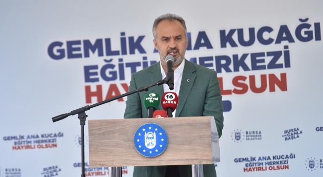 Bursa?nn Gemlik sahilinde harabe grntsyle her an kme tehlikesi bulunan sivil mimarlk rnei Yal Konak? 2017 ylnda restore ederek ilk gnk orijinal haline getiren Bursa Bykehir Belediyesi, tarihi yaly Ana Kuca Eitim Merkezi olarak hizmete at. Tarihi yal hem miniklere okul ncesi eitim verecek hem de Gemliklilere cretsiz diyetisyenlik ve aile danmanl hizmeti salayacak.&#8232;&#8232;