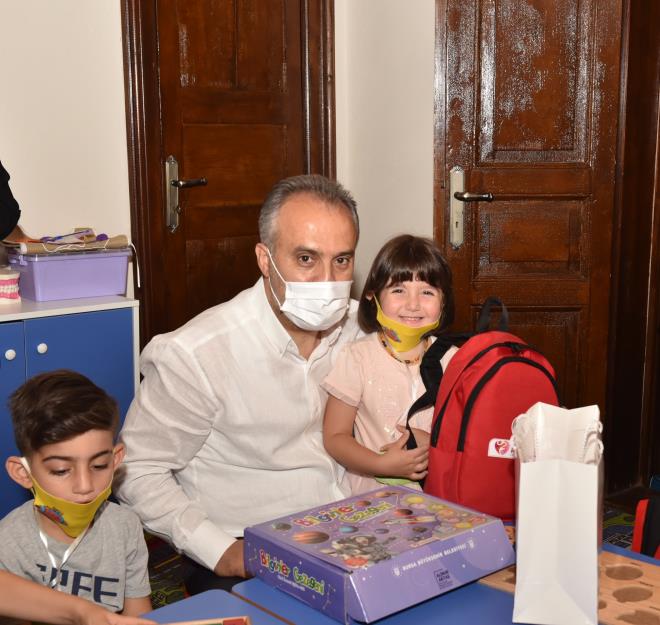 Konumalarn ardndan Bakan Akta ve protokol yeleri, Gemlik Ana kuca Eitim Merkezi?ni gezerek, eitim hayatna ?merhaba? diyen ocuklarla sohbet etti.