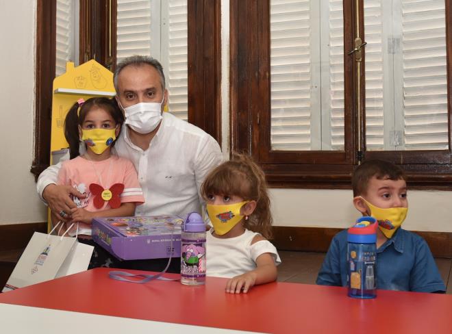 Diyetisyenlik ve BADEM&#8232;<br>Tarihi yalda Ana Kuca?nn yannda cretsiz diyetisyenlik hizmeti ve Aile Danma Merkezi (BADEM) olarak da hizmet vereceini dile getiren Bakan Akta, BUSMEK marifetiyle verilecek diyetisyenlik hizmetinin uygun yaam biimi ve doru gda seimi noktasnda ile halkna destek olacan hatrlatt. Toplumun en kk yap ta olan aile btnlnn korunmas noktasnda BADEM?in de byk rol oynayacan ifade eden Bakan Akta, ?Aileyi gl klmak, ileyi gl klmaktr. ehri gl klmaktr. Dolaysyla lkeyi gl klmaktr. Toplum gl ailelerle glenir. Bu nedenle geleceimiz olan yavrularmz gelecee en iye ekilde hazrlayacamz bu binada ayn zamanda aile yapsnn da glendirilmesi iin gerekli destekleri vereceiz. Ana Kucamzn hayrl olmasn diliyorum. Bugn Bursa?da 37 binden fazla retmen ve 600 binden fazla renciyle balayan eitim ylmzn baarlarla dolu gemesini temenni ediyorum? dedi.&#8232;&#8232;