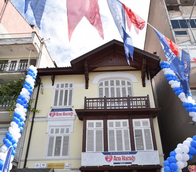 Hedef 50 Ana Kuca&#8232;<br>Yeni eitim retim dneminin renciler, retmenler ve veliler iin hayrl olmasn dileyerek konumasna balayan Bursa Bykehir Belediye Bakan Alinur Akta, altyap, ulam gibi yatrmlar kadar eitim yatrmlarna da byk nem verdiklerini syledi. Trkiye?nin gelecei olan yeni neslin sanatla, kltrle, sporla yorulmasn istediklerini dile getiren Bakan Akta, ?Genlerimize ynelik millet kraathaneleri, genlik merkezleri olutururken, zellikle de okul ncesi eitimle alakal bu imkana ulaamayanlara ynelik balattmz Ana Kuca projemizde bugn 16?nc merkezi ayoruz. Dnem sonuna kadar bu sayy 50?ye karmay hedefliyoruz. Ana Kucaklarmzda milli eitim mfredatna ilave olarak ehrim Bursa ve Deerler eitimi veriliyoruz. nk ocuklarmzn Bursa?nn deerlerine sahip kan bireyler olarak yetimesini arzuluyoruz? dedi.&#8232;