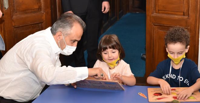 Bursa Milletvekili Zafer Ik da hem Gemlikli Beki ailesine ait tarihi yalnn restore edilmesi hem de bu yapnn ocuklarn eitimine tahsis edilmesi nedeniyle Bykehir Belediye Bakan Alinur Akta?a teekkr etti.&#8232;