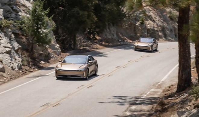 ABD evre Koruma Kurumu (EPA) tarafndan tescillenen otomobilin 19 in tekerlekli modelinin tam arj olduunda 836 kilometre menzil kat edebildii aktarld.