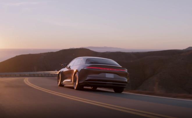 Lucid'in 750 kilometrenin zerinde menzili olan modellerinin 139 bin dolardan (Yaklak 1,2 milyon TL) balayan fiyatlarla satlrken, rakibi Tesla?nn Model S Long Range?i ise 92 bin dolara (Yaklak 790 bin TL) alc buluyor.