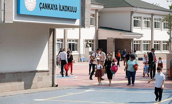 Sabah'n zel haberine gre okulun Ynetim Kurulu yesi ve Eitim Koordinatr Hatice Ylmaz, "1.5 yldr dersleri ekrandan izleyen rencilerin kalemle yazma becerileri olduka gerilemi. Birok renci, kendi yazd yazy okuyamyor. Sadece ilkokul deil, ortaokul hatta lise rencilerinin bile kalem kullanarak yazma ve ilem yapma becerilerinde gerilemi olduklarn grdk" dedi.