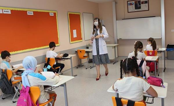 Evdeymi gibiler: Ortaokullarda da ciddi anlamda kalemle yaz yazma becerilerinde sorun var. Lise rencilerinin renme kayplar, ortaokul rencilerine gre daha az. Ancak yine de rencilerin renme eksiklerini gidermek iin ek almaya ihtiya duyulmaktadr. 5 ve 6'nc snf rencilerinin snf ortamnda hareket etme eilimleri yksek. Ev ortamndaym gibi davranabiliyorlar. Maskelerini dzgn takma konusunda srekli uyarmak gerekiyor.