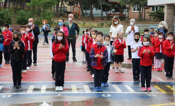 Trkiye'de zel bir okul, okullarn ald gnden itibaren anaokulu, ilkokul, ortaokul ve lise dzeylerinde salgn nedeniyle eitime verilen arann renciler zerindeki etkilerini inceledi.