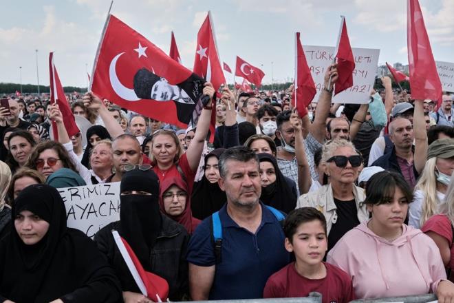 Reuters'ta yer alan habere gre, Public Health England (PHE) aratrmaclar bir baka varyant olan Alpha iin de bu ay mercek altna ald. Bilim insanlar iki doz Pfizer as Alpha varyantndan kaynaklanan semptomatik hastalklar nlemede % 93.7 etkili olduunu saptad.