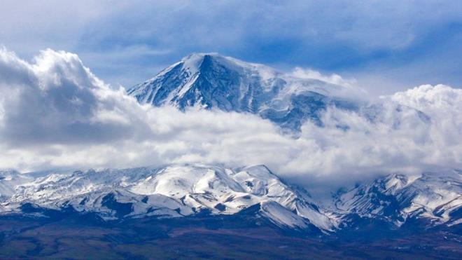 ran ve Ermenistan snrnda yer alan Ar'nn Doubayazt ilesi ile Idr arasnda bulunan, 5 bin 137 metrelik yksekliiyle Trkiye'nin en yksek da olan Ar Da'nn buzulla kapl zirvesi, her geen gn eriyor.