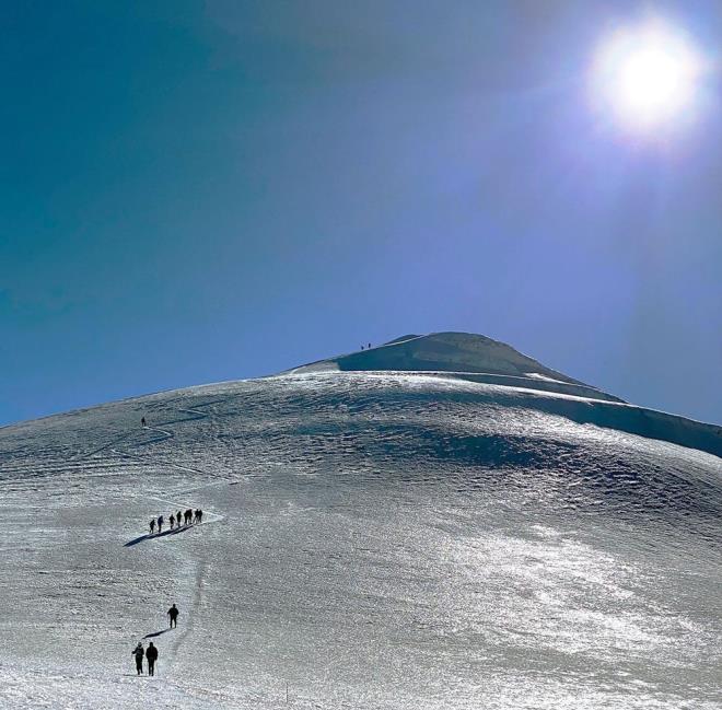 Ar Da'na 4 trman rotas olduunu belirten Tekin, "15 ylda bu rotalarda ynne gre 70 ile 100 metre arasnda bir erime oldu. Zaman zaman erimeden dolay dan altndaki yerleim alanlarnda sele neden oluyor. Kresel snma gerekten de korkutucu boyutta. Herkes elini tan altna koyup buna bir zm yolu bulmal. Sanrm bu nesil, buzullarn bittiini grecek.    Maalesef durum korkutucu boyutta. Bu hzl erimeden dolay zaman zaman sel de olabiliyor. Dere yataklarndan amurlu su, buzul sular geliyor. Maalesef sadece buzullar deil dnyamz hzl bir ekilde kaybediyoruz. Bir an nce el ele verip, bu kaybn nne gemeliyiz yoksa yaayacamz baka bir dnya yok"