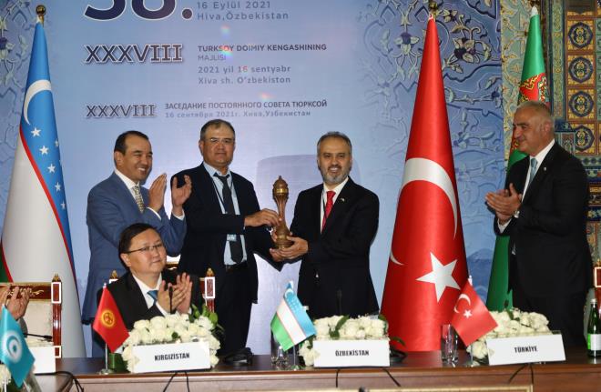 &#8232;Toplantnn ardndan yaplan devir teslim treninde, Trkiye Cumhuriyeti Kltr ve Turizm Bakan Mehmet Nuri Ersoy ve zbekistan Kltr Bakan Ozodbek Nazarbekov bata olmak zere ye lkelerin bakanlar ve temsilcileri hazr bulundu. Protokol anlamalarnn yapld toplantda, Bakan Nazarbekov tarafndan Bakan Ersoy?a ?Trk Dnyas Kltr Bakenti? unvann temsilen kupa ve TRSOY Bayra hediye edildi. Ardndan 2020 Trk Dnyas Kltr Bakenti olan Hiva ehrinin Belediye Bakan Temur Davletov tarafndan ?2022 Trk Dnyas Kltr Bakenti kabul edilen Bursa adna Bykehir Belediye Bakan Alinur Akta?a unvan temsilen kupa takdim edildi. Toplantda ayrca yelere Yunus Emre tablosu ve gnn ansna plaket verildi.