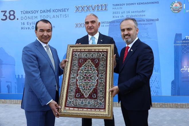 &#8232;TRKSOY tarafndan 2020 Trk Dnyas Kltr Bakenti ilan edilen zbekistan Hiva ehrindeki kutlamalarn ardndan yaplan 38. Dnem Toplants, Bursa ?2022 Trk Dnyas Kltr Bakenti olarak ilan edildi. Bursa ile ilgili tantm filminin gsterildii toplantda, Bursa Bykehir Belediye Bakan Alinur Akta sunum yapt. Sunum ardndan Bykehir Belediye Bakan Alinur Akta, ?Bursa?da bulumak ve grmek midiyle sayglarm sunuyorum. Bursa, Trk Dnyas?n bekliyor? dedi.