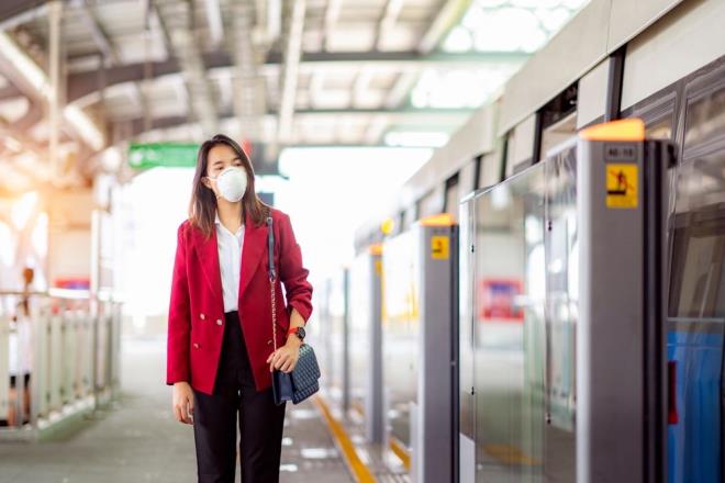 MASKE UYARISI    Enfekte olmu gnlllerin bir makine vastas ile soluduu havann izlenmesine dayanan alma, kuma ve cerrahi maskelerin enfekte bir kiinin soluduu virs miktarn yarya indirebileceini ortaya koydu.
