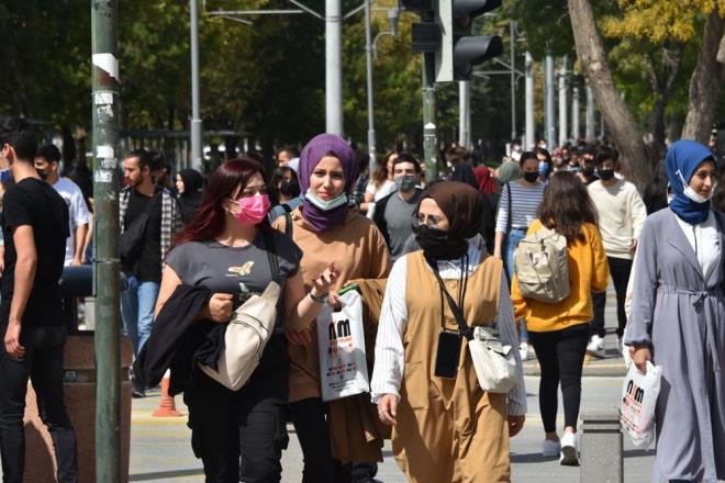 "OK RAHATSIZ EDC BR ORTAM VAR"    Okullarnn yeniden kapanacan dnen iletiim fakltesi rencisi Osman Tuncer ise unlar syledi:    "Muhtemelen birka aya yeniden kapanr diye dnyorum. Etrafta nlemlere uyan kimse yok. ok umut verici eyler grmedim akas. Maskeler genelde kullanlmyor. Kullanlan maskeler de yere atlyor. ok rahatsz edici bir ortam var. Hi mutlu deilim genel olarak zc bir tabloyla karlatm."