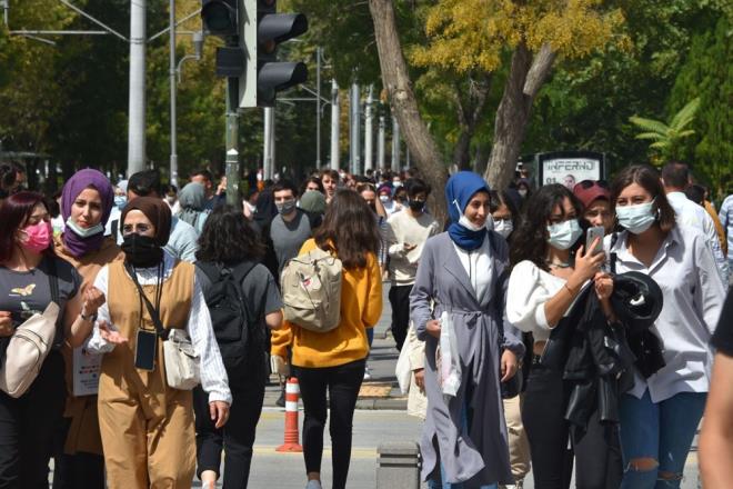 1'inci snf okula gelmeden tamamladn syleyen ayn faklteden Fadime Kaplan ise "Okula geldiim iin heyecanlym ama bir yandan da korkuyorum. Umarm hastalanmam. u an okul ok kalabalk" diye konutu.