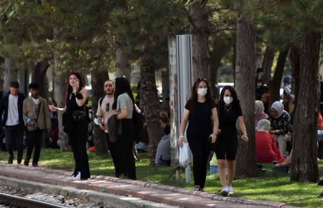 "KURALLARA KMSE UYMUYOR"  nlemleri yetersiz bulan iletiim fakltesi rencisi Sena Anda "Okullarn tekrar kapanacana dair bir dncem var. Kamps ok kalabalk ve ou kii de kurallara uymuyor. lk gn, byle youn olacan bekliyordum. Kurallara kimse uymuyor ve uymakta istemiyor. Buna ben de dahilim" szlerini kulland.