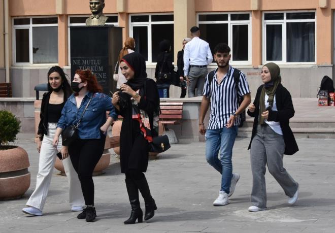 1,5 yl sonra kampse dnen rencilerin bir ksmnn maske ve mesafe kurallarna dikkat etmedii grld.    Yeniden okullarna kavutuklar iin heyecanl olduklarn syleyen renciler, ayn zamanda corona virs nedeniyle endieye kapldklarn da dile getirdi.