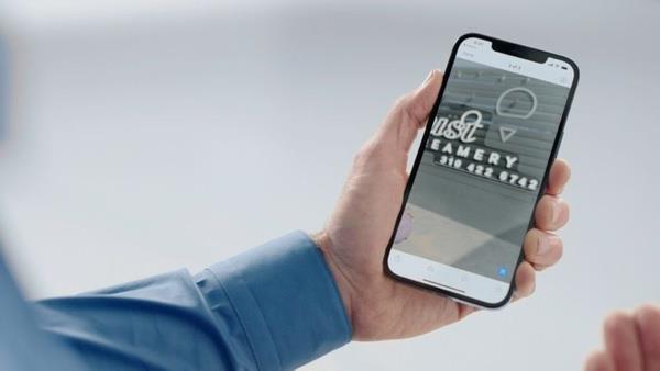 - Canl Metin iin veri alglayclar, fotoraflardaki telefon numaralarn, e-postalar, tarihleri, ak adresleri ve daha fazlasn tand iin bunlarla eylemler gerekletirebilirsiniz  <br>  - Canl Metin, klavyeden kullanlabilir ve herhangi bir metin alanna dorudan kamera vizrnden metin eklemenize olanak tanr