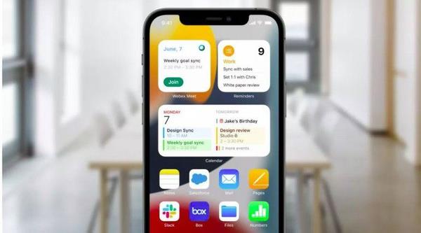 - Ana ekran sayfalar, uygulamalarnz ve ara takmlarnz belirli bir odaa uydurmak iin zelletirilebilir<br>    - Balamsal neriler, konum veya gnn saati gibi iaretleri kullanarak balamnza gre akll bir ekilde odak nerilerinde bulunur  <br>  - Mesajlar yazmalarndaki kiileriniz, Odak nedeniyle bildirimlerinizin sessize alndn belirten durumu grr