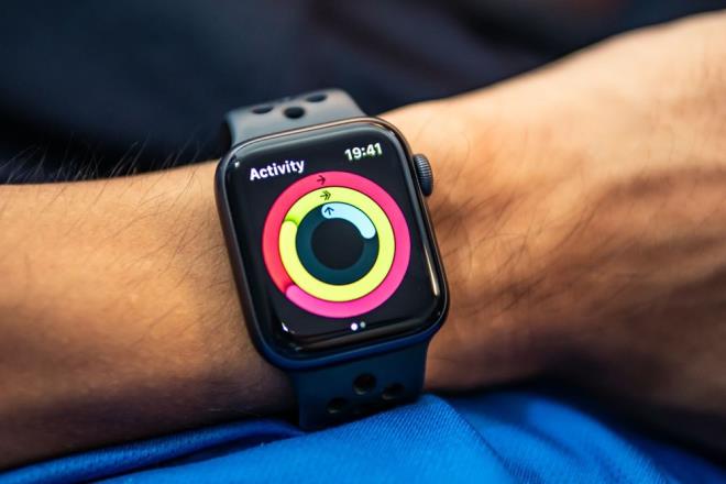 KAMERA, KLAVYE VE MKROFONDAN GELEN VERLER CELENYOR    UCLA, stres, kayg ve depresyon belirtilerine ynelik aratrmalarnn 2020'de Apple Watch ve iPhone'daki d izleme zelliklerini kullanan bir pilot uygulamayla baladn duyurdu.  Ekip, bu yl 3 bin kiiden gelen verileri kullanacak ekilde projeyi geniletti.  Bu kapsamda iPhone?larn kamera, klavye ve ses sensrlerinden gelen verileri izleniyor. Ardndan hareket, uyku ve yaamsal belirtilerle ilgili verilerle birletiriyor.