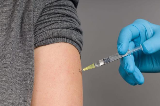 YOKSUL LKELER N DEVRM NTELNDE  Mevcut mRNA alarnn -90 derecedeki scaklklarda saklanmas gerekiyor. Bu, alarn uzun mesafelere tanmasn hem zor hem de pahal hale getiriyor. zellikle de yoksul lkelere alarn ulatrlmasn gletiriyor.