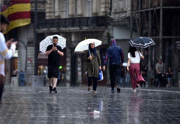 Meteoroloji Genel Mdrl tarafndan yaplan son deerlendirmelere gre: lkemizin kuzey, i ve bat kesimlerinin paral ve yer yer ok bulutlu, Marmara, Kuzey Ege, Dou Akdeniz,  Anadolu, Karadeniz ile Dou Anadolu'nun kuzey ve batsnn yerel olmak zere aralkl saanak ve yer yer gk grltl saanak yal, dier yerlerin az bulutlu ve ak geecei tahmin ediliyor. Yalarn; stanbul, Kocaeli, Osmaniye, Hatay kylar, Ordu, Giresun, Trabzon, Rize, Artvin ve Ardahan evrelerinde yerel olarak kuvvetli (21-50 kg/m2), Rize ile Artvin?in kuzey kesimlerinde iddetli ve yer yer ar (100 mm zeri)olmas bekleniyor.