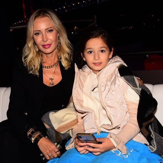 Sanatnn eski ei Ayegl Yldz ve kz Elif Ada Tatlses'i dinlemeye gelenler arasndayd. Yldz, brahim Tatlses iin, "Onun adna ok mutluyum. ok yakkl olmu. Heyecanla bekliyoruz." eklinde konutu.  <br>  Kz Elif Ada ise, babasnn en sevdii ark sorusuna, "Dom Dom" cevabn vererek, herkesi gldrd.