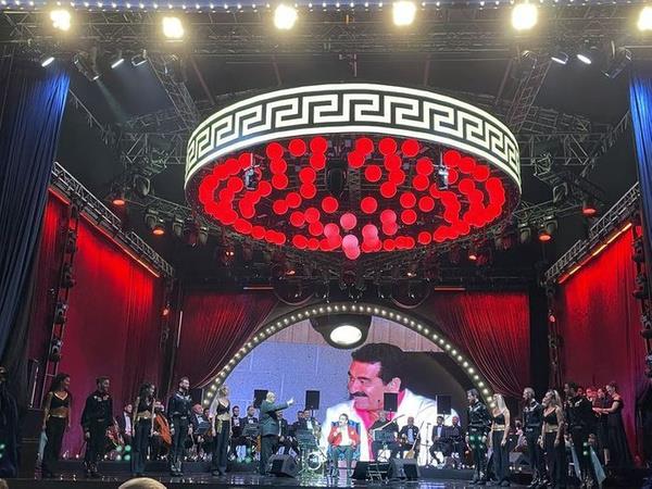 ki blmden oluan konserde gece yarsna dek sahnede kalan usta sanat, sabaha kadar konser verebileceini ifade etti.