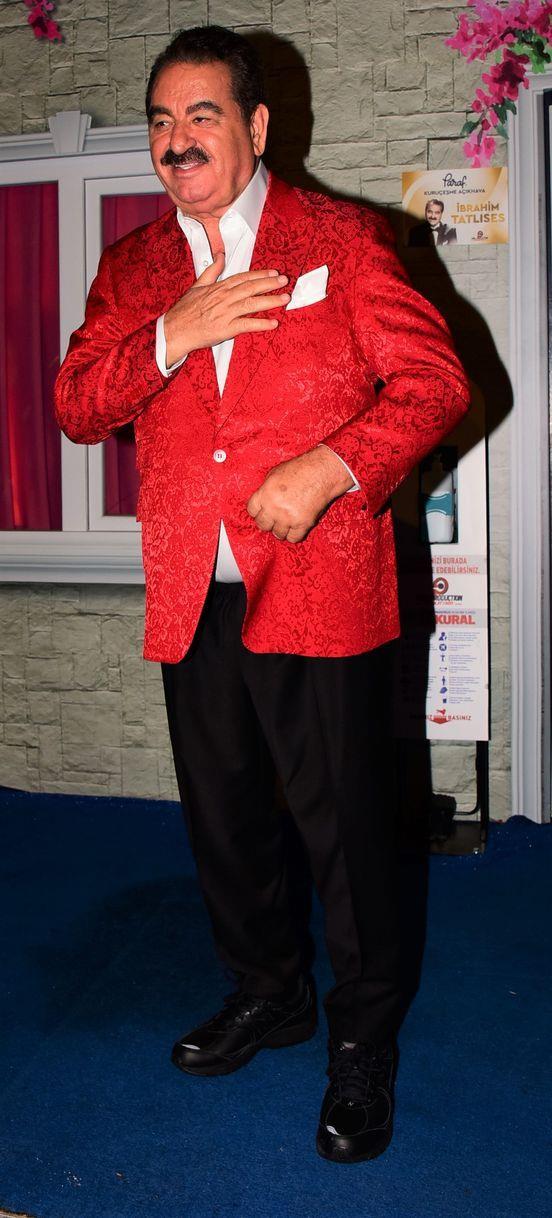 "10 gn prova yaptm"<br>    Ayrca sahne ncesi gazetecilerin sorularn yantlayan brahim Tatlses, "Sperim sper. Beni izlemeye gelen, dinlemeye gelen herkese teekkr ederim. Ben yllardr evde oturuyordum, imdi buradaym. 10 gn prova yaptm." diye konutu.  <br>  Biletlerin gnler ncesinde tkendii konser, 24 ve 25 Eyll'de de Kurueme Akhava'da gerekletirilecek.