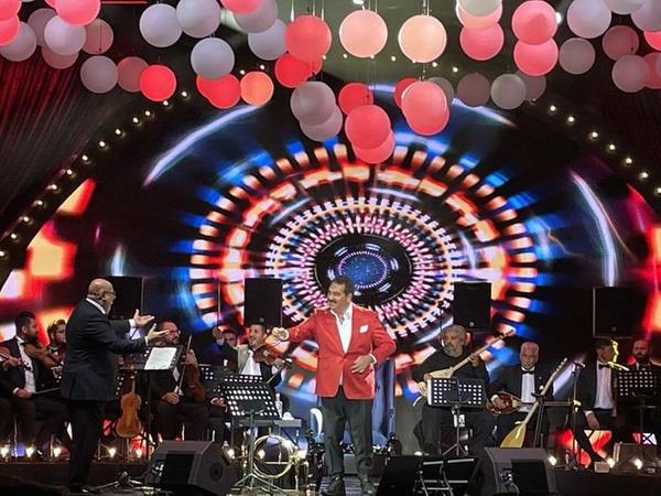 Seyircilerin de arklara elik ettii konserde brahim Tatlses, "Haydi Syle", "Bebeim", "Kavur Balklar", "Evlerinin n Boyal Direk", "Yalnzm" ve "Ne Sevdalar Yaadm"n da aralarnda bulunduu birok sevilen eser seslendirdi.