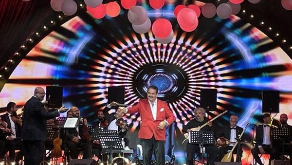 "Allah, 'Yr ya kulum' derse, kimse ona 'Dur' diyemez"  <br>  Sahneye kt ilk anda duygusal anlar yaayan Tatlses, konseri kendisine km bir milli piyango olarak tanmlad ve "Allah, 'Yr ya kulum' derse, kimse ona 'Dur' diyemez. Her ey de Allah'tan gelir. Sizleri seviyorum, sayyorum. Mutluyum." dedi.