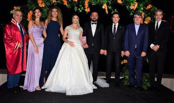 Erkan Petekkaya'nn yeeni Levent atmaz, dn akam dnyaevine girdi. Levent atmaz-Seren Kestel iftinin nikah ahitliini Erkan Petekkaya, nl oyuncunun ei Didem Petekkaya, Trkiye Jokey Kulb (TJK) Bakan Serdar Adal ve Y Parti stanbul l Bakan Bura Kavuncu stlendi.