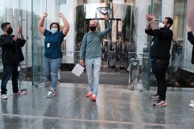 iPHONE TRKYE'DE NE ZAMAN SATILACAK?  <br>  Yeni iPhone 13, 1 Ekim tarihinden itibaren Trkiye'de de sata sunulacak.  <br>  Tketiciler,  <br>  iPhone 13 Mini'ye 10 bin 999 liradan,  <br>  iPhone 13'e 11 bin 999 liradan,  <br>  iPhone 13 Pro'ya 15 bin 99 liradan balayan fiyatlarla sahip olabilecek.