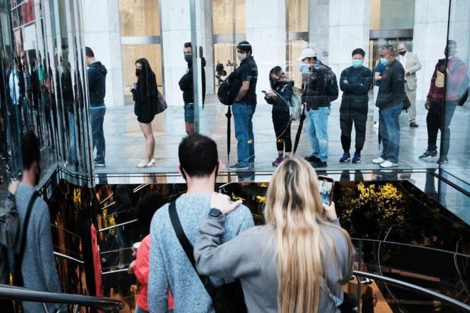 DNYADA iPHONE FYATLARI  <br>  Apple'n iPhone 13 serisindeki modellerin fiyatlar ise yle:  <br>  - iPhone 13 mini 699 dolar  <br>  -  iPhone 13 799 dolar  <br>  - iPhone 13 Pro 999 dolar  <br>  - iPhone 13 Pro Max ise 1099 dolar  <br>  iPhone 13 ve iPhone 13 mini'nin fiyatlarnn geen yl sata sunulan iPhone 12 ve iPhone 12 mini ile ayn olduu grld.