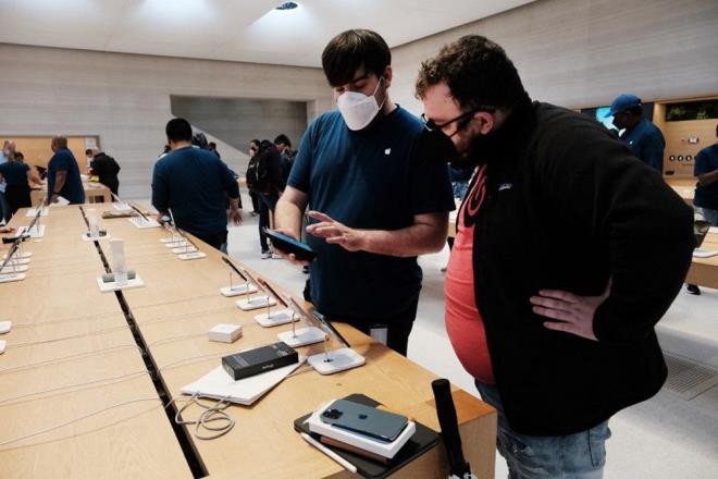 N SPAR SONRASI TESLMAT    Karantina kurallar gereince maazadan alveri yapma imkanlar olmayan mteriler, nceden sipari ettikleri rnleri gelip aldlar.