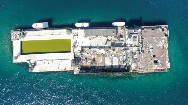 GALATASARAY ADASI    Kurueme semtinde, kydan 165 metre akta birka byk kayadan oluan ada, Osmanl Padiah Sultan Abdlaziz tarafndan 1872 ylnda Saray Ba Mimar Serkis Kalfa'ya hediye edilmiti.    Ada Serkis Bey'in varisleri tarafndan 'irket-i Hayriye Vapur letmesi'ne kiraya verilmi ve uzun yllar kmr deposu olarak kullanlmt.